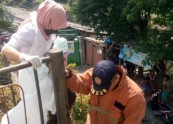 Dramatis, Evakuasi Ibu Melahirkan dari Lantai 2, Damkarmat Gresik Kerahkan Skywalker