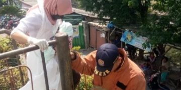 Dramatis, Evakuasi Ibu Melahirkan dari Lantai 2, Damkarmat Gresik Kerahkan Skywalker