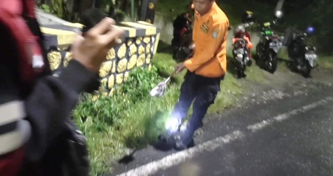 Banjir Kota Madiun, Petugas BPBD Sigap Halau dan Evakuasi Puluhan Ular yang Masuk Perkampungan