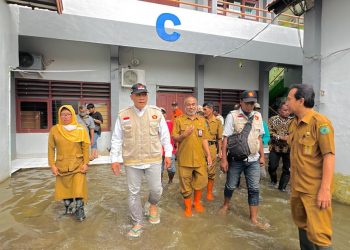 BHS Beri Bantuan Ratusan Sepatu Boots untuk Siswa Korban Banjir