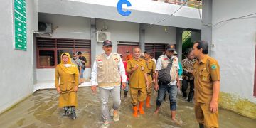 BHS Beri Bantuan Ratusan Sepatu Boots untuk Siswa Korban Banjir