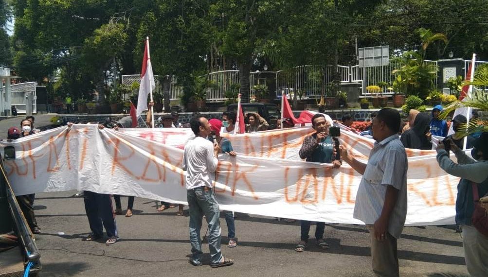 Tolak Penerapan e-Katalog, ARM dan Puskaptis Datangi Kantor DPU CKPP dan DPRD Banyuwangi