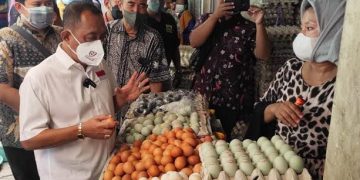 Pemkot Surabaya Operasi Pasar, Wawali Armuji : Upaya Kendalikan Inflasi