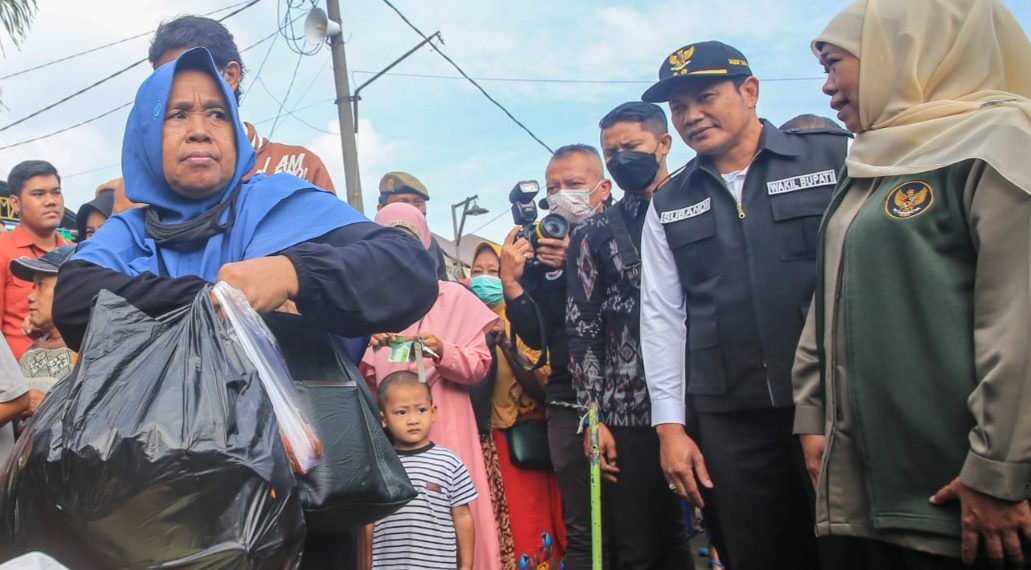 Wabup Subandi Dampingi Gubernur Jatim Tinjau Operasi Pasar Murah