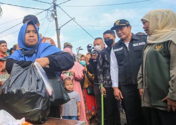 Wabup Subandi Dampingi Gubernur Jatim Tinjau Operasi Pasar Murah