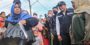 Wabup Subandi Dampingi Gubernur Jatim Tinjau Operasi Pasar Murah