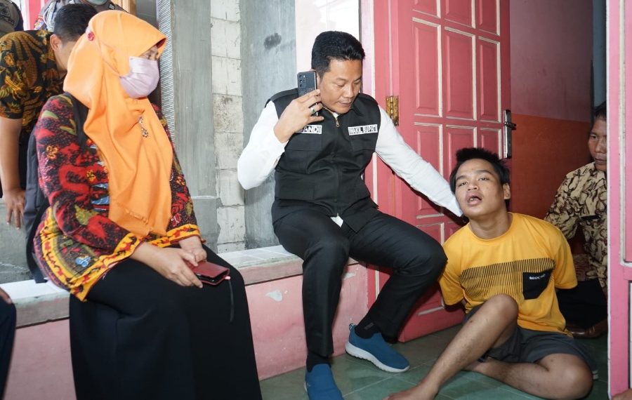 Wabup Subandi Berikan Solusi Remaja Difabel Yang Diikat Tangannya