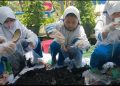 Peringati HPSN Siswa KB-TK Al Muslim Mengolah Sampah Jadi Pupuk