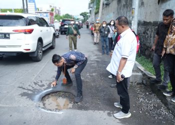 Wawali Armuji Turun Langsung Tandai Titik Jalan Berlubang