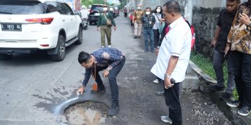 Wawali Armuji Turun Langsung Tandai Titik Jalan Berlubang