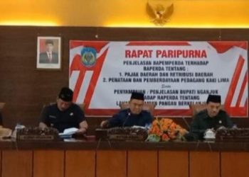 Dihadiri Plt Bupati, DPRD Nganjuk Paripurnakan Raperda Pajak Daerah dan Retribusi Penataan dan Pemberdayaan PKL