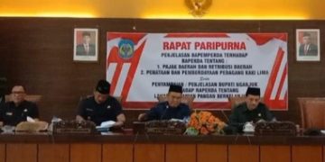 Dihadiri Plt Bupati, DPRD Nganjuk Paripurnakan Raperda Pajak Daerah dan Retribusi Penataan dan Pemberdayaan PKL
