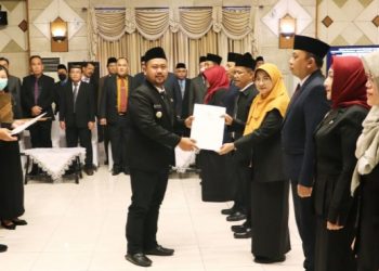 Lantik 4 Kadis dan 55 Pejabat Lainnya, Bupati Gresik Tekankan Percepatan Penanganan Isu Nasional