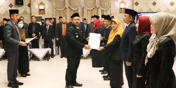 Lantik 4 Kadis dan 55 Pejabat Lainnya, Bupati Gresik Tekankan Percepatan Penanganan Isu Nasional