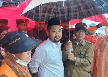 Tak Pedulikan Guyuran Hujan, Gus Yani Tinjau Tanggul Anak Kali Lamong yang Jebol