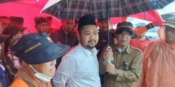 Tak Pedulikan Guyuran Hujan, Gus Yani Tinjau Tanggul Anak Kali Lamong yang Jebol