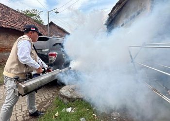 Lima Warga Sumokali Terserang DBD, BHS dan BHS Peduli Gelar Fogging Gratis