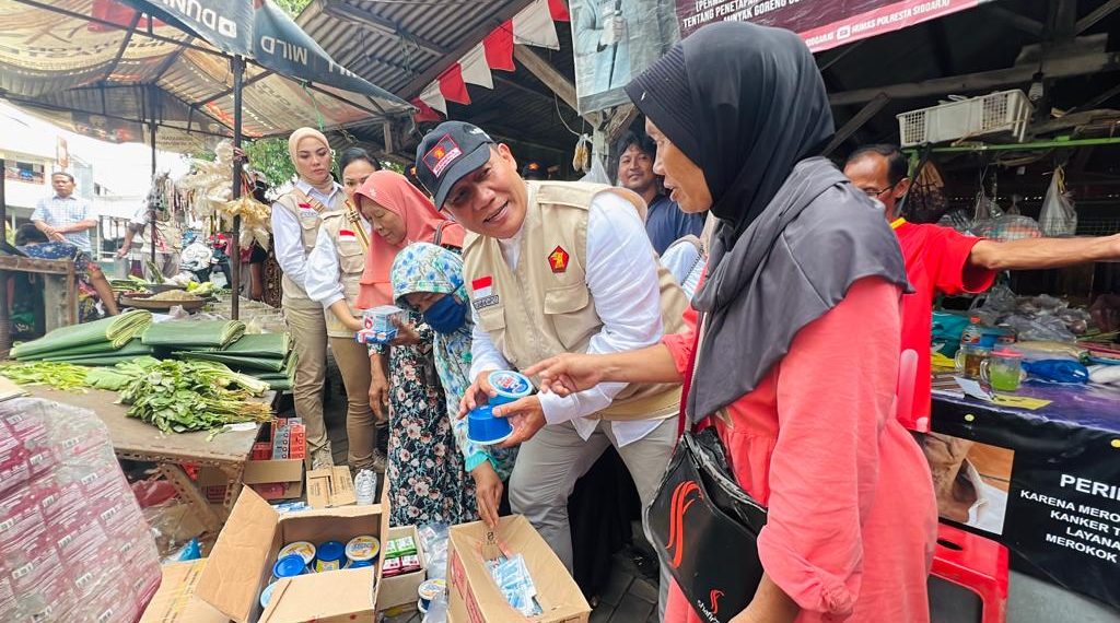 BHS Borong Dagangan Pedagang Pasar Sono dan Bagikan STB Gratis