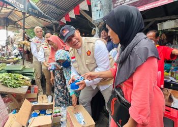 BHS Borong Dagangan Pedagang Pasar Sono dan Bagikan STB Gratis