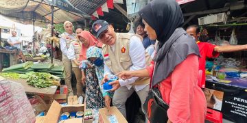 BHS Borong Dagangan Pedagang Pasar Sono dan Bagikan STB Gratis