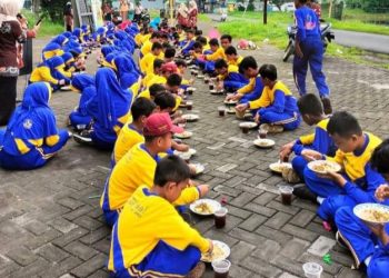 Peringati Harjasda ke 164 SDN Kedungpeluk 1 Kenalkan Dolanan dan Makan Kupang Lontong