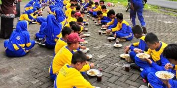 Peringati Harjasda ke 164 SDN Kedungpeluk 1 Kenalkan Dolanan dan Makan Kupang Lontong