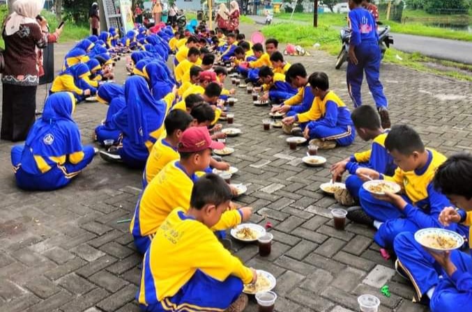 Peringati Harjasda ke 164 SDN Kedungpeluk 1 Kenalkan Dolanan dan Makan Kupang Lontong