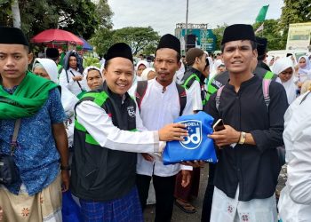 Bandell Lighting Berbagi 1.600 Paket Kue dan Benahi Lampu PJU Tol Gate Sidoarjo dan Waru