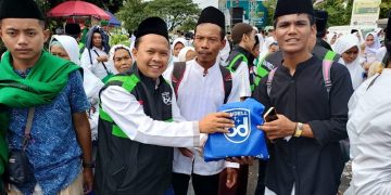 Bandell Lighting Berbagi 1.600 Paket Kue dan Benahi Lampu PJU Tol Gate Sidoarjo dan Waru