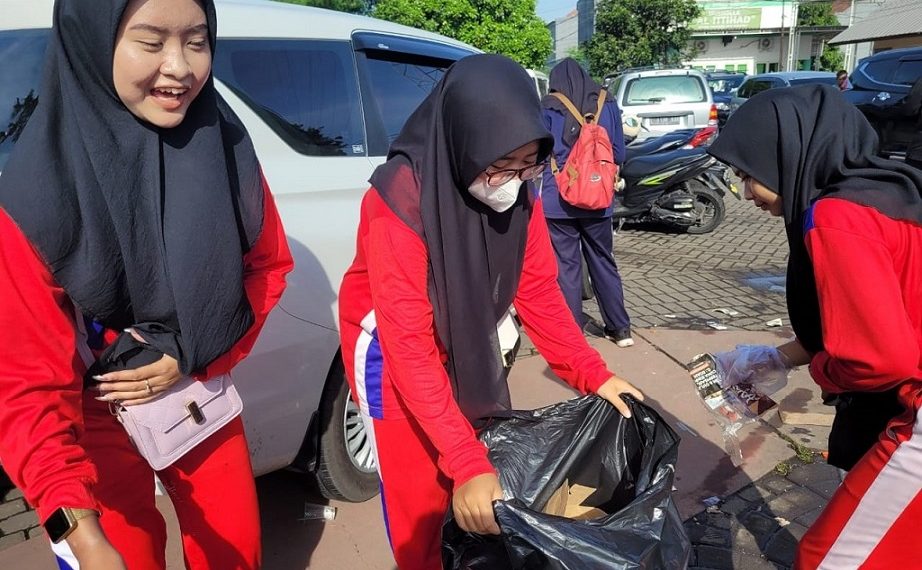 SMK Antartika 2 Terjunkan 1.500 Pasukan Semut dan Berbagi 6.500 Nasi Bungkus