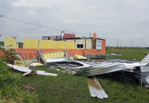 Diterjang Puting Beliung, Pujasera BUMDes Glagaharum Porak-poranda