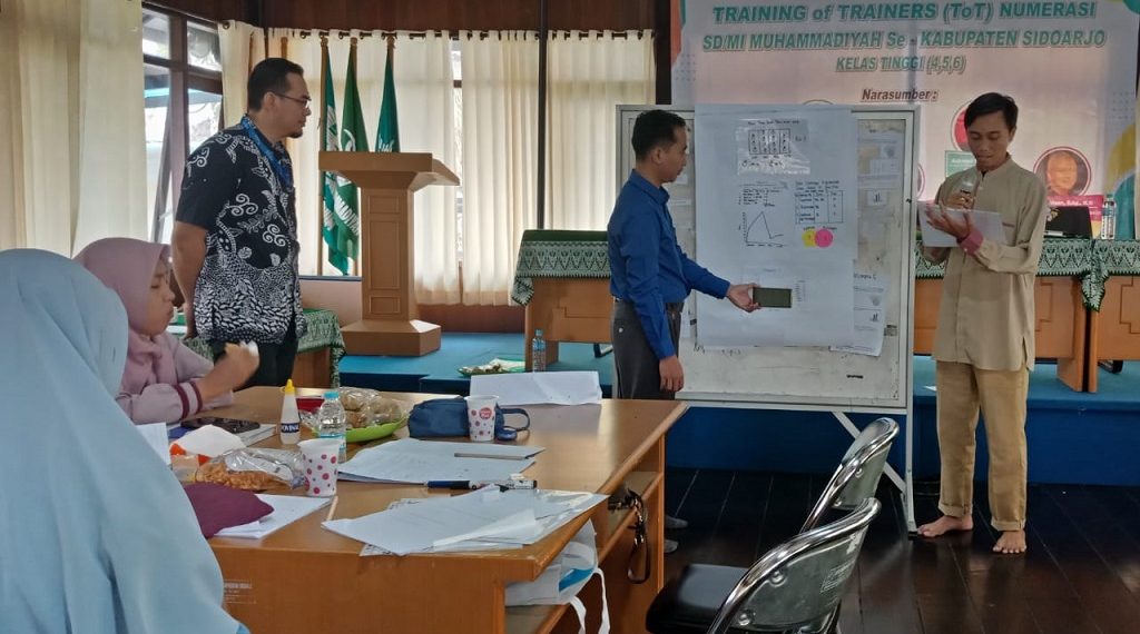 Dikdasmen PDM Sidoarjo Gelar Belajar Pengelolaan Data Dalam TOT Numerasi SD/MI