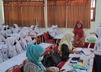 Meskipun Tergenang Air Pembelajaran di SMPN 2 Tanggulangin Tetap Berlangsung
