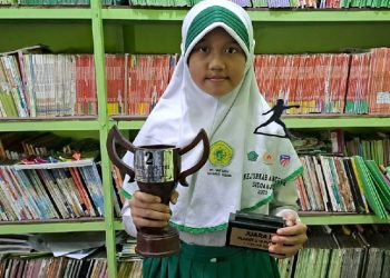 Siswi MI Ma’arif Pagerwojo Juara I Kejurkab Anggar U 12