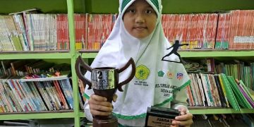 Siswi MI Ma’arif Pagerwojo Juara I Kejurkab Anggar U 12