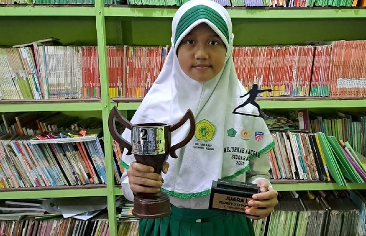 Siswi MI Ma’arif Pagerwojo Juara I Kejurkab Anggar U 12