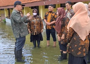 Kepala Dikbud Semangati Guru SDN Banjarasri Tanggulangin Yang Sekolahnya Tergenang Air