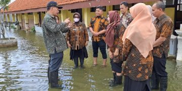 Kepala Dikbud Semangati Guru SDN Banjarasri Tanggulangin Yang Sekolahnya Tergenang Air