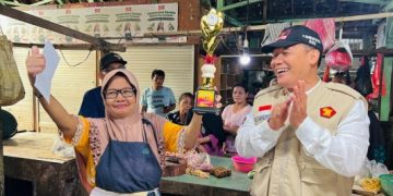 BHS Berikan Piagam Penghargaan dan Uang Tunai kepada Pedagang Pasar Teladan