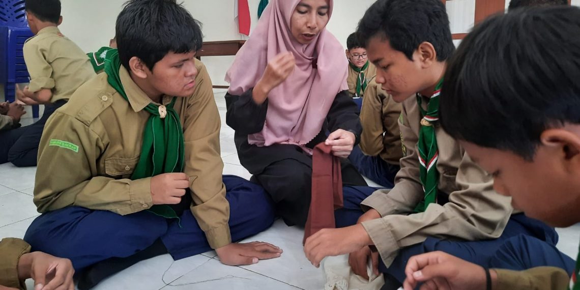 Dari Pembekalan Menjahit Spemupat, Susahnya Memasukkan Benang ke Lubang Jarum