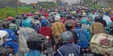 Demo Ribuan Buruh Lumpuhkan Arus Lalin di Manyar – Gresik