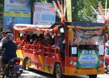 Semarak Pawai Musyda XI Muhammadiyah – Aisyiyah Gresik, Mobil Dihias Sayur, Pisang hingga Padi