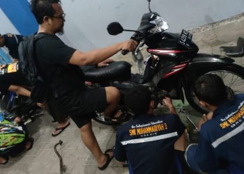 Luapan Kali Lamong Rendam Jalan Morowudi,  Siswa SMKM 3 dan SMK YPI Darussalam Cerme Buka Service Gratis