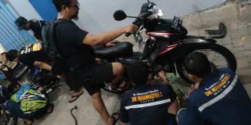 Luapan Kali Lamong Rendam Jalan Morowudi,  Siswa SMKM 3 dan SMK YPI Darussalam Cerme Buka Service Gratis