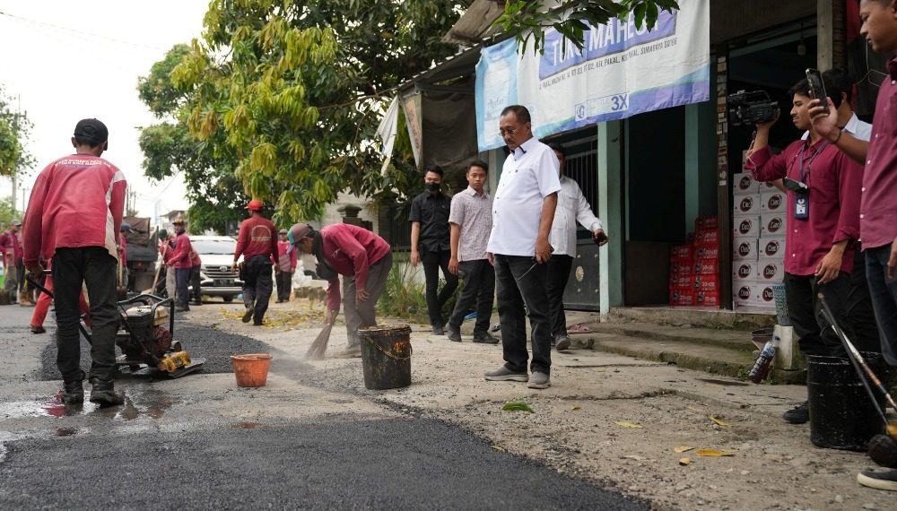 Wawali Armuji : Pemkot Surabaya Siagakan Satgas Perawatan Jalan Rusak