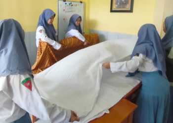 Siswa SMK YPM 8 Ramai-Ramai Merawat Jenazah