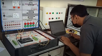 Tim PKM Unesa Beri Pelatihan PLC Bagi Alumni Teknik Elektro