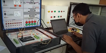 Tim PKM Unesa Beri Pelatihan PLC Bagi Alumni Teknik Elektro