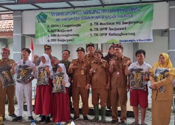 Pemkab Sidoarjo Beri Bantuan 1.000 Pasang Sepatu Boots Bagi Siswa Terdampak Banjir