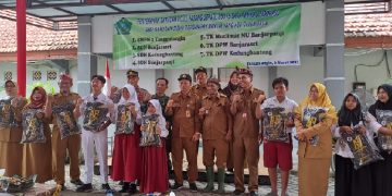 Pemkab Sidoarjo Beri Bantuan 1.000 Pasang Sepatu Boots Bagi Siswa Terdampak Banjir